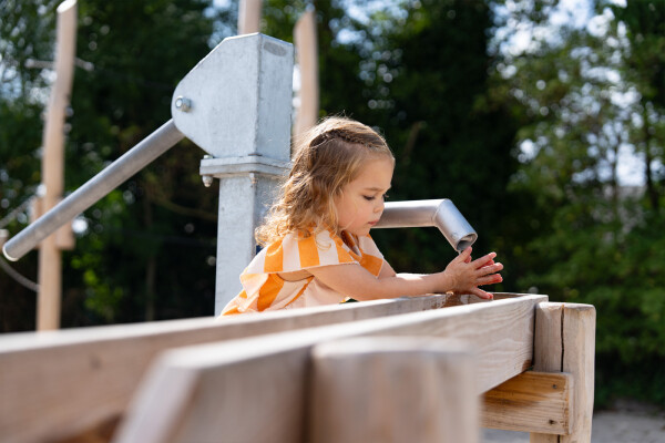 Vlonder met trap en handpomp •