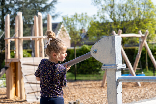 Vlonder met trap en handpomp •