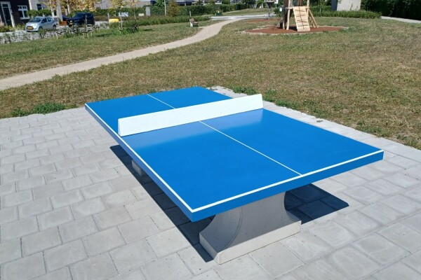 Tafeltennistafel beton maaiveld blauw