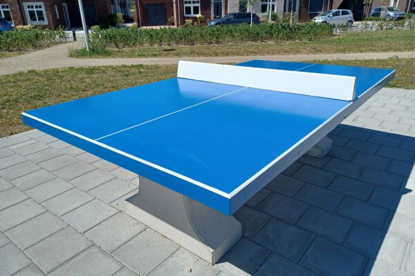 Tafeltennistafel beton maaiveld blauw